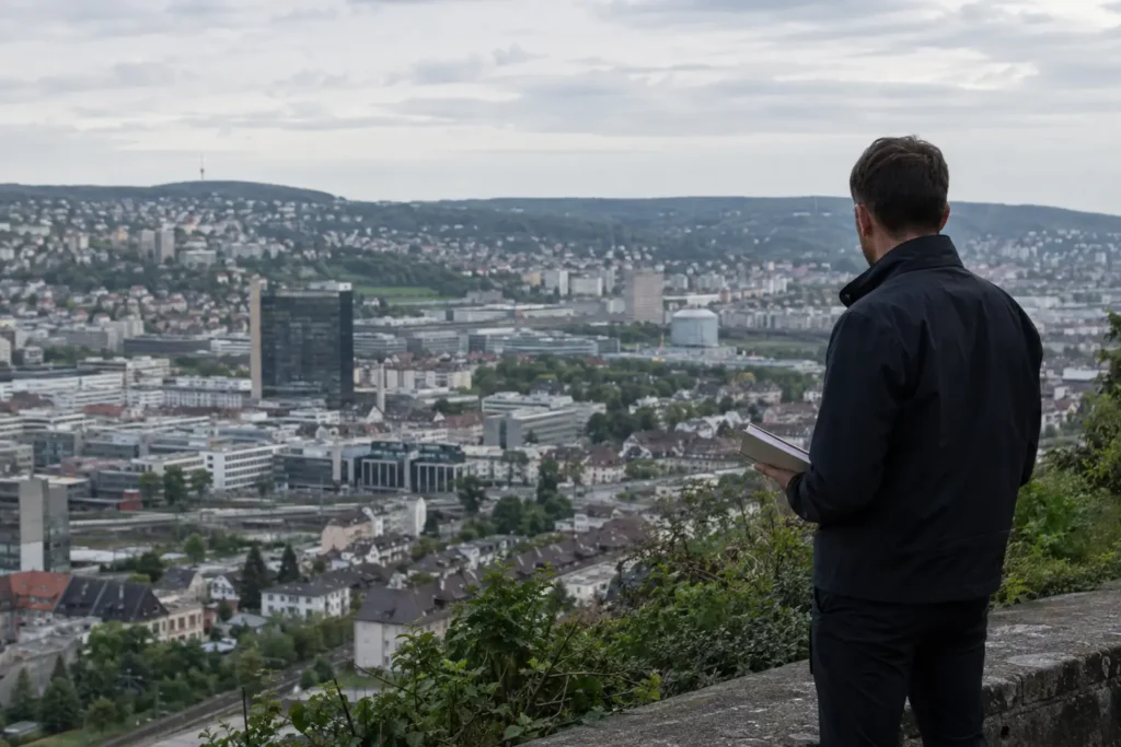 Detektiv mit Notizbuch überblickt das Einsatzgebiet Stuttgart